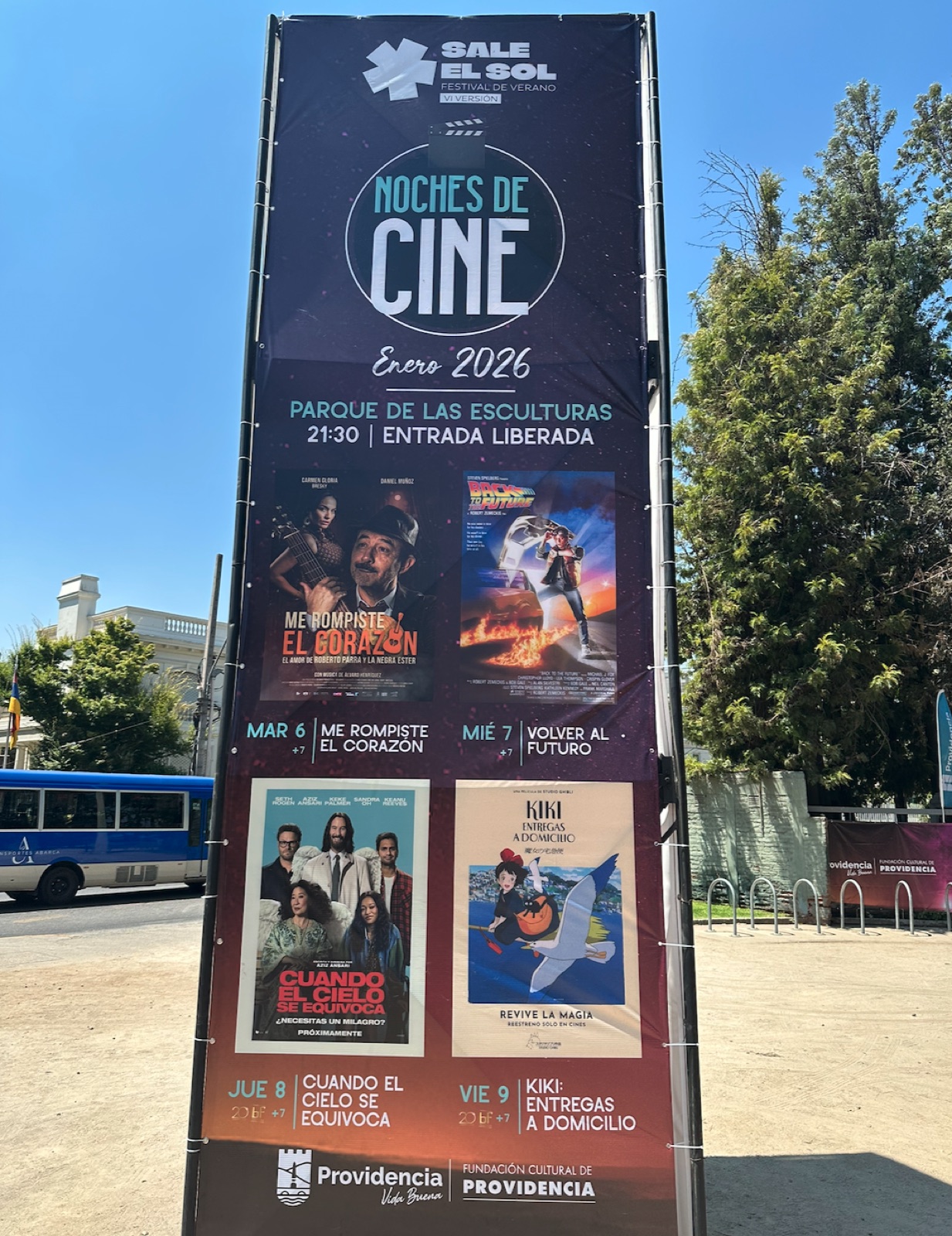 Noches de Cine Providencia — tótem del evento con la programación
