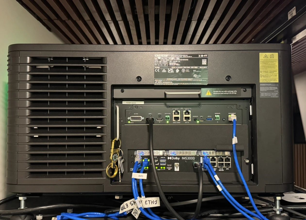 Proyector con servidor IMS3000 instalado y cableado
