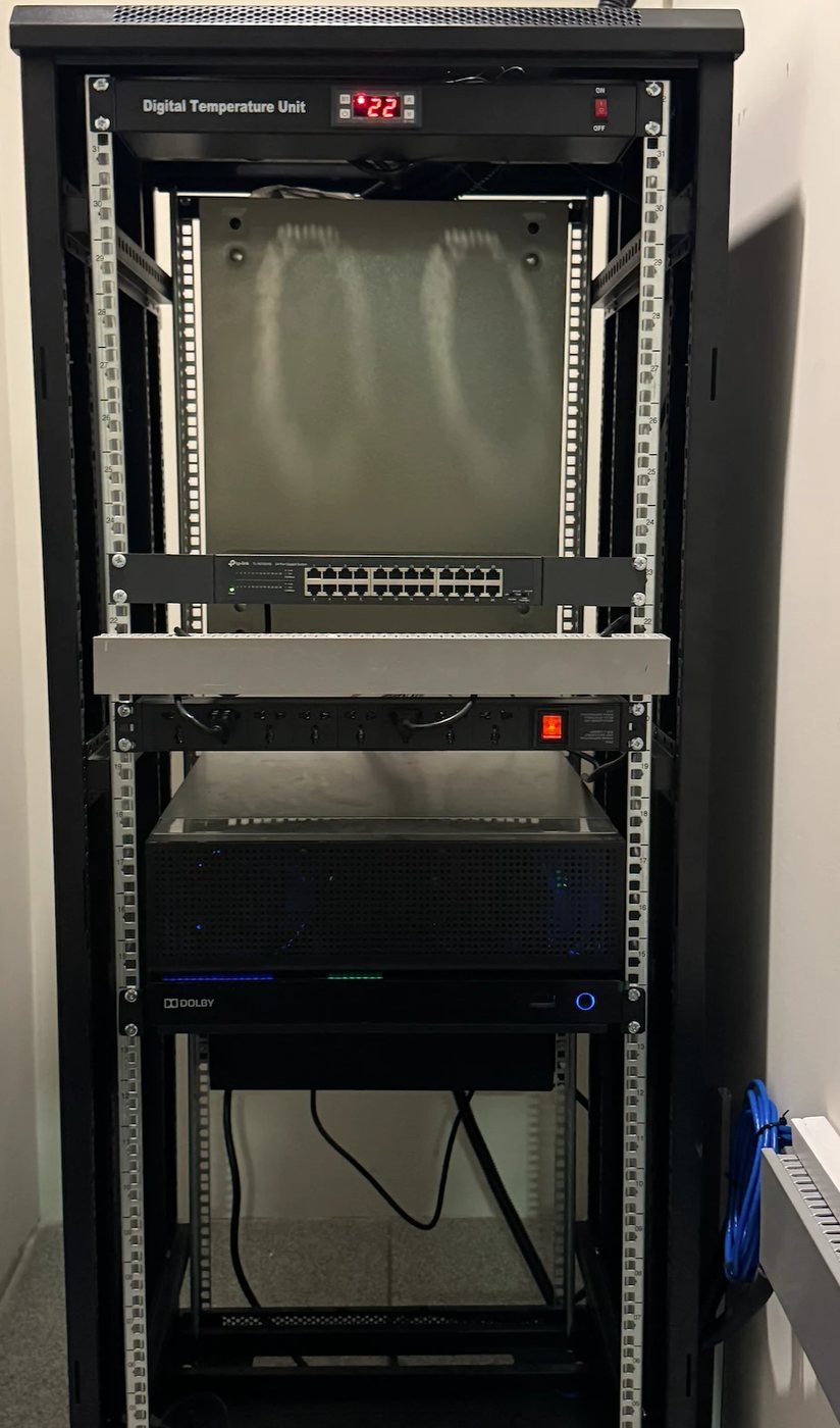 Rack de amplificadores y red instalado