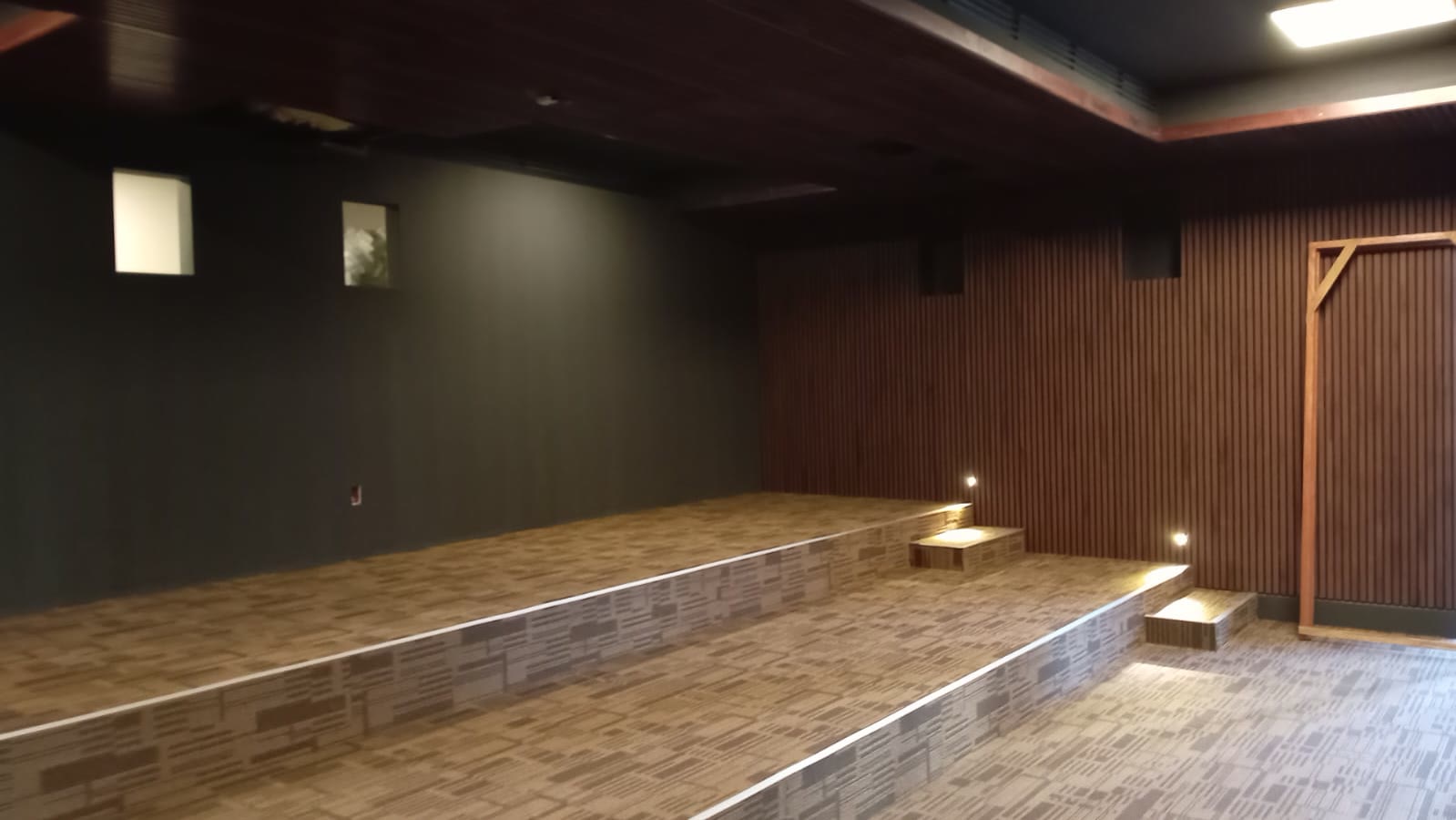 Tarimas terminadas con alfombra